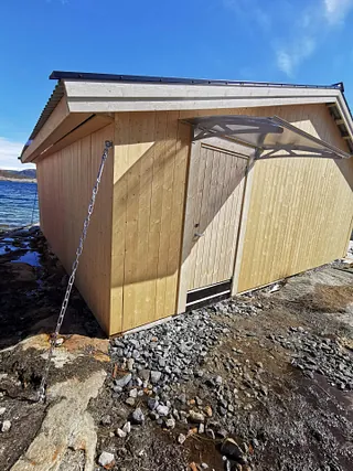 Planke blir delt av en sag